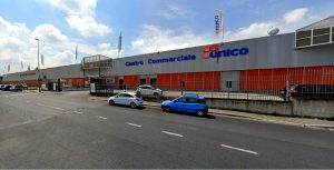 Insulta agenti e prova a investirli al parcheggio del centro commerciale