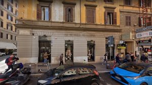 Termini, passante colpito con un pugno alla testa da un uomo: è grave