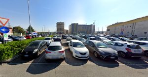 Ladro seriale distrugge finestrini e svaligia le auto nel parcheggio del supermercato