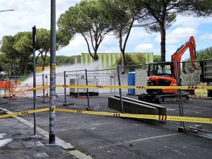 Quadraro, ancora un crollo nell'area della maxi voragine. Tubatura rotta e intera via senz'acqua