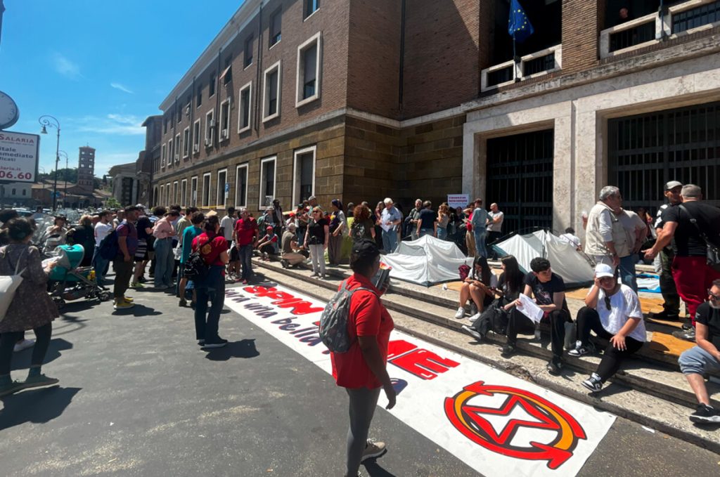 No alla residenza per gli occupanti di Spin Time. E le famiglie scendono in piazza