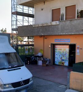 Rapina minimarket e aggredisce titolare e dipendente