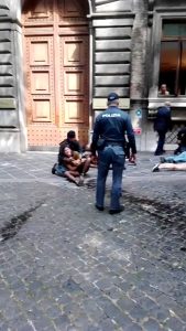 VIDEO | "Andate a lavorare", ambientalisti placcati durante il blitz al ministero del Lavoro