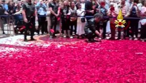 VIDEO | Pioggia di petali di rose al Pantheon: la magia si rinnova anche quest'anno