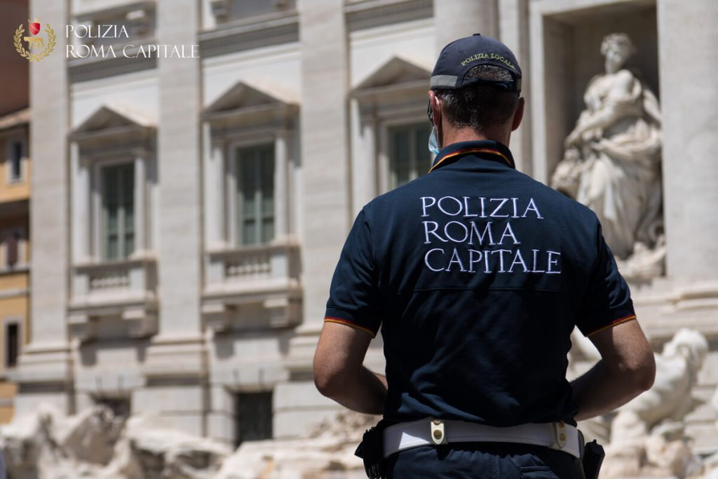 Giovane turista si fa il bagno nella fontana di Trevi