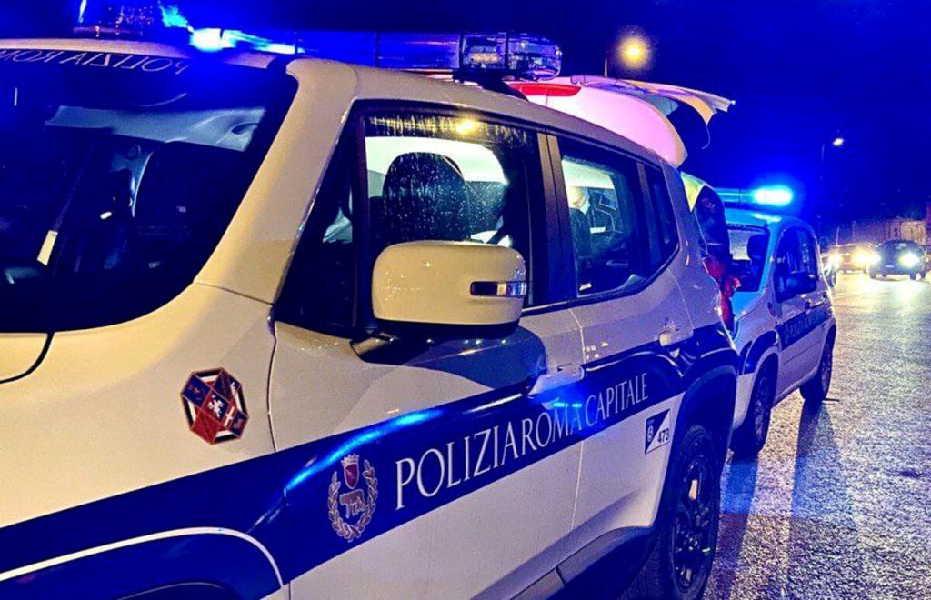 Incidente a Torre Maura, auto contro un semaforo: un morto e due feriti 