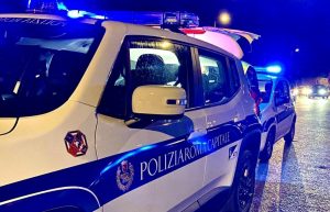 Incidente a Torre Maura, auto contro un semaforo: un morto e due feriti 