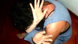 Danneggia l'auto della compagna e la minaccia di morte, era già stato denunciato dalla sua ex