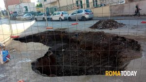 Via del Forte Braschi: dopo la tubatura rotta resta la voragine, strada chiusa e bus deviati