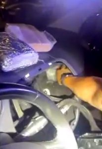 Tre chili di cocaina al posto dell'airbag, sul mercato avrebbe fruttato sino a 1 milione di euro. Il video