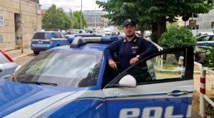 La storia di Alessandro Olivetti, il poliziotto che ha salvato la vita alla sua ex prof. Il racconto