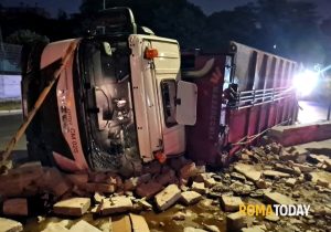 Compattatore Ama carico di rifiuti si ribalta, grave il conducente