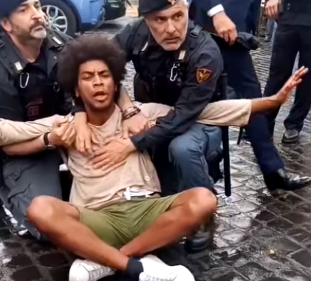 Festa della Repubblica: blitz ambientalista alla parata militare, placcati dalla polizia