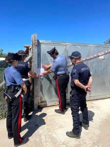 Una famiglia ha occupato una villa costruita abusivamente in un terreno comunale