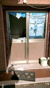 Vandalizzati spogliatoi del campo sportivo: "Problemi per 150 atleti. Servono più controlli"