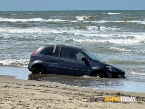 Auto in mare: trovata vettura sulla banchina della spiaggia