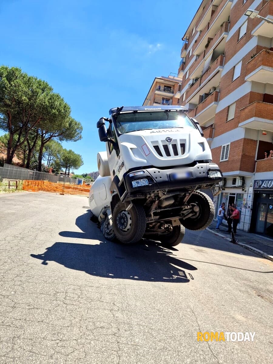 Voragini al Quadraro, Laddaga: "Colpa della fognatura troppo vecchia, nessun pericolo per le case"