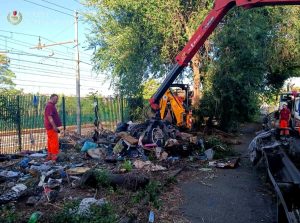 Via Cilicia, rimosse tende e rifiuti della favela: la strada è pronta all'atteso restyling