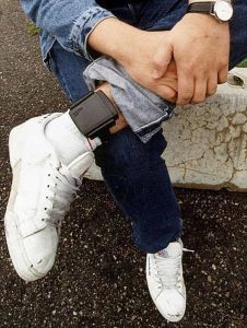 Il braccialetto elettronico non basta, si presenta in casa della ex e l'aggredisce