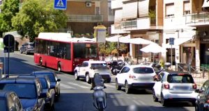 Incidente a Bravetta, nonna e nipote investite sulle strisce da un'auto. Morta l'anziana, ferita la bambina