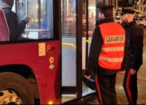 L'autobus riparte, lui resta a terra, insulta il conducente e rompe il finestrino del mezzo