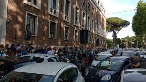 Caos per i servizi elettorali: dipendenti comunali in fila per ore a via Petroselli