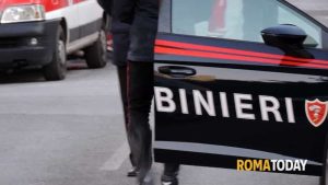 Si barrica in casa e minaccia il suicidio, dopo 4 ore e mezza i carabinieri e la sua compagna lo salvano