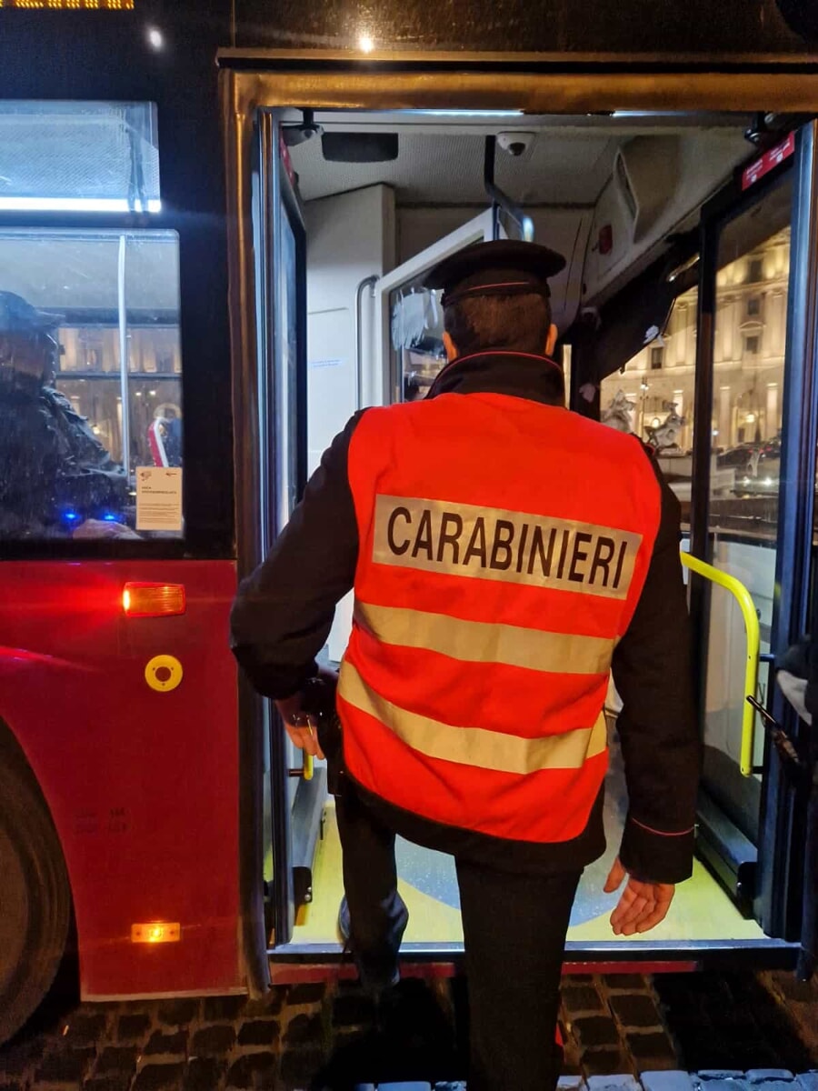 Roma, comitiva si spintona e bordo e danneggia bus. Si cercano 7 giovani