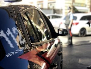 A tutta velocità sul raccordo tampona tre auto. Fermato a bordo di un furgone rubato