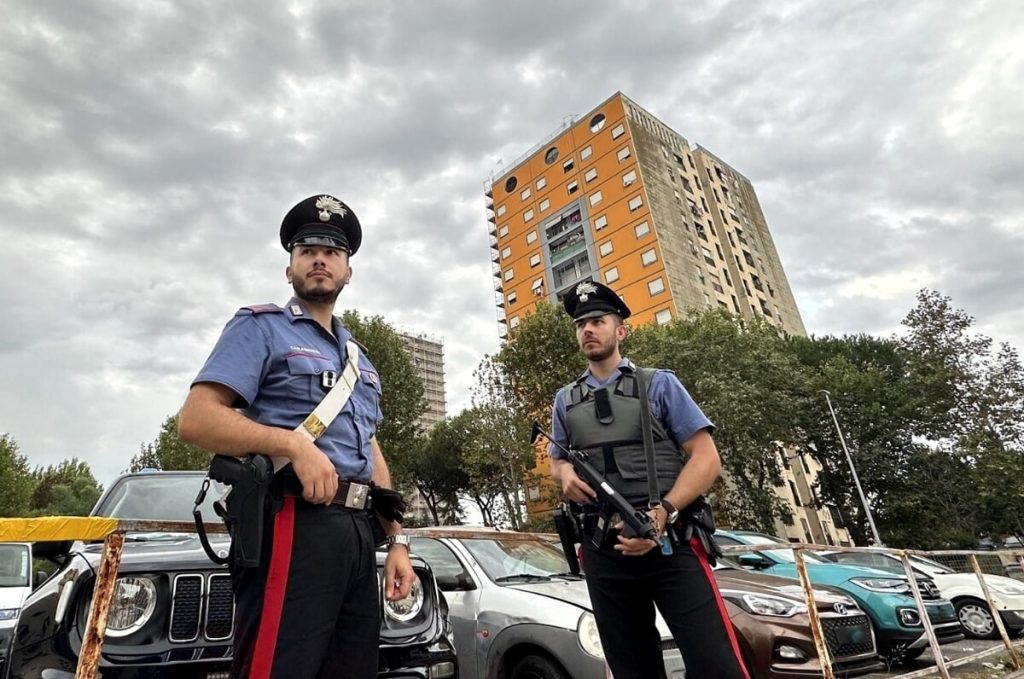 Tor Bella Monaca sotto assedio, fermato con una pistola e 60 coltelli
