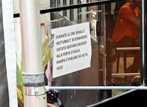 "Non dormiamo da due anni". La battaglia dei residenti contro una palestra h24