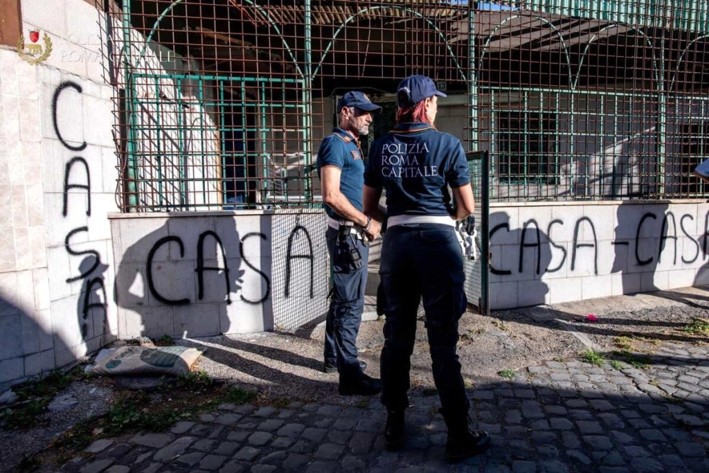 Una casa abusiva a due passi dalla Piramide Cestia. Sequestrata