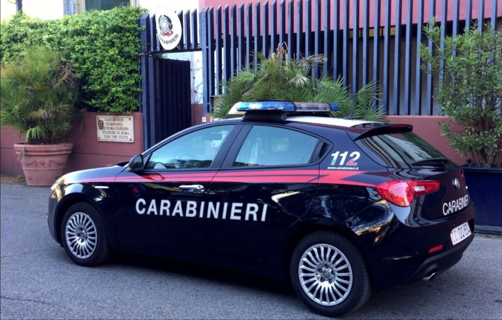 Bambino si fa accompagnare in caserma per ringraziare i carabinieri che gli hanno salvato la vita