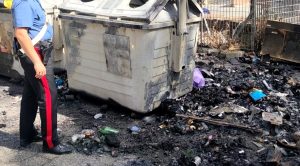 Paura al quartiere Africano: cassonetti della carta in fiamme nella notte
