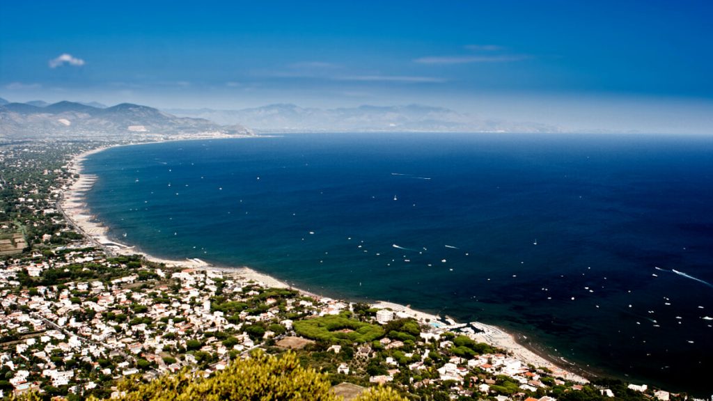 Circeo bello, ma non per tutti. Scogliere off limits tra interessi immobiliari e rivendicazioni "feudali"