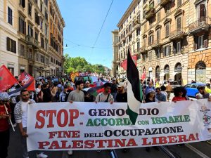 Corteo a Roma contro il Governo, in 10mila sfilano per le strade della città