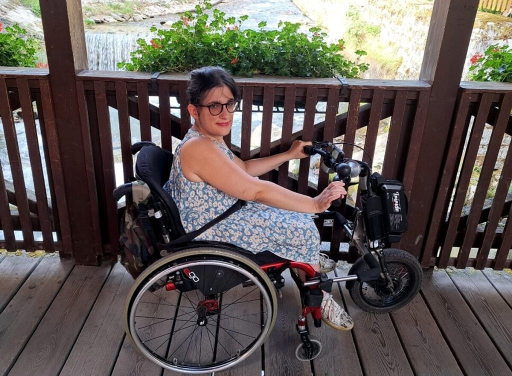 Ragazza in carrozzina deve prendere l'autobus ma l'autista non le apre la pedana