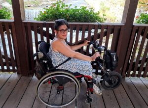 Ragazza in carrozzina deve prendere l'autobus ma l'autista non le apre la pedana