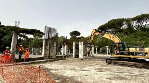Le ruspe al parco di Colli d'Oro. Via alla demolizione dell'ecomostro