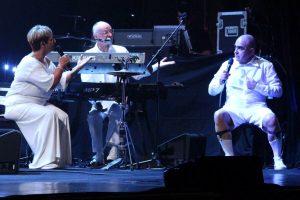 "Mi resta un solo dente e cerco di riavvitarlo", Elio e le Storie Tese a Villa Ada