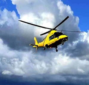 Si tuffano per salvare uomo in mare, in 4 finiscono in ospedale. In due sono gravi