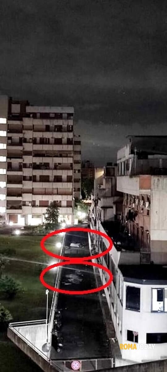 Festa notturna a tutto volume all'ex hotel Cinecittà. Occupanti lanciano mobili e bottiglie contro i residenti