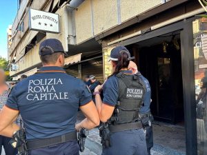 Blitz nell'ex hotel Cinecittà occupato, i primi passi verso lo sgombero