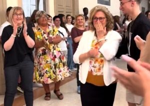 La preside va in pensione e gli studenti la salutano con una festa speciale