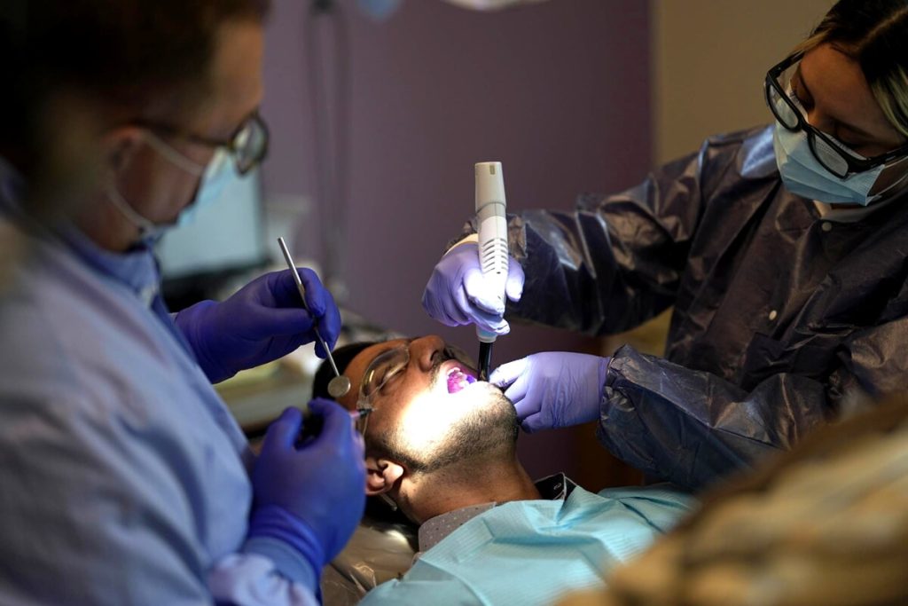 Denti nuovi a 50 euro, pacchetti viaggio all inclusive. L'esodo dei romani verso la sanità albanese