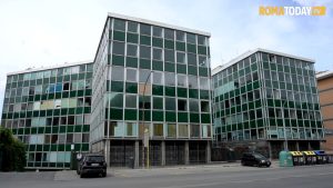 Meglio vuoti che occupati: la nuova vita dei palazzi sgomberati è con porte e finestre sigillate (VIDEO)