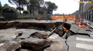 Voragine del Quadraro, scoperte nuove cavità. Si allungano i tempi per la riparazione