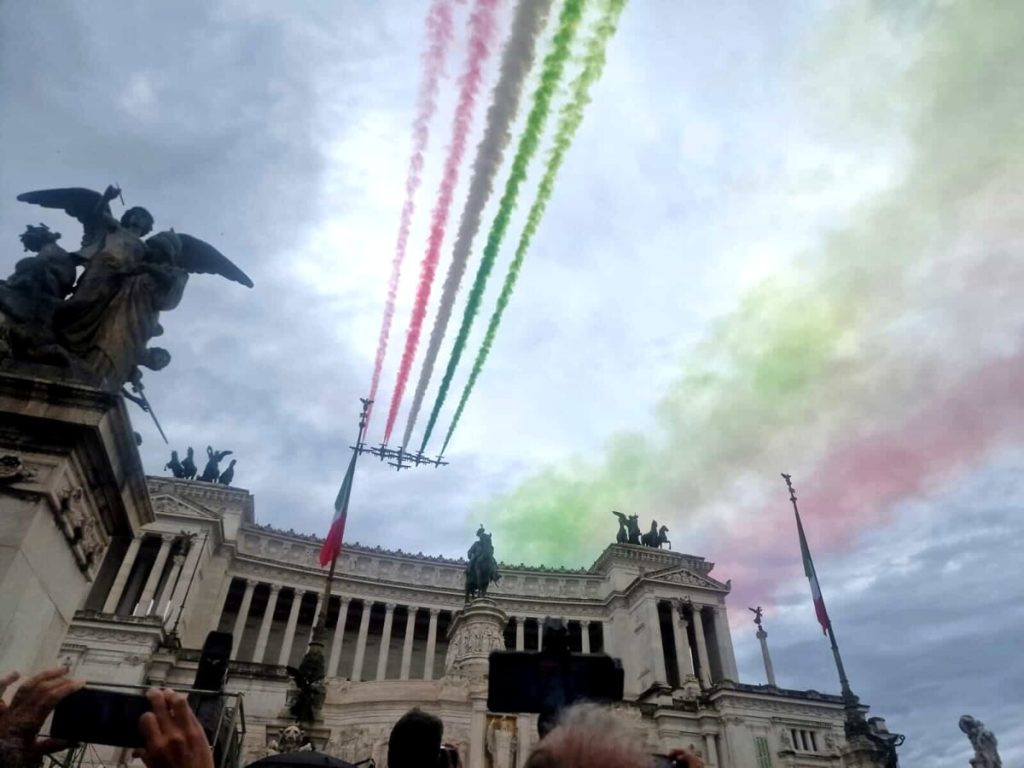 Due Giugno: festa della Repubblica con la pioggia, il volo delle Frecce Tricolori e l'omaggio al milite ignoto