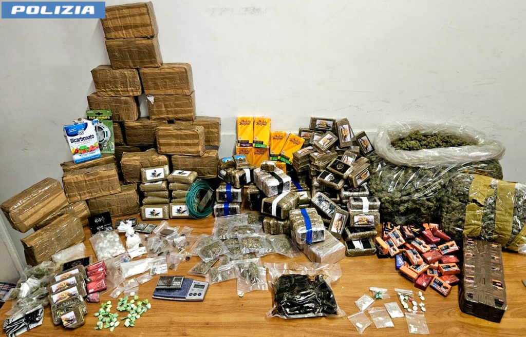 Lo spaccio dalla finestra e l'appartamento usato come base. Sequestrati 38 chili di droga