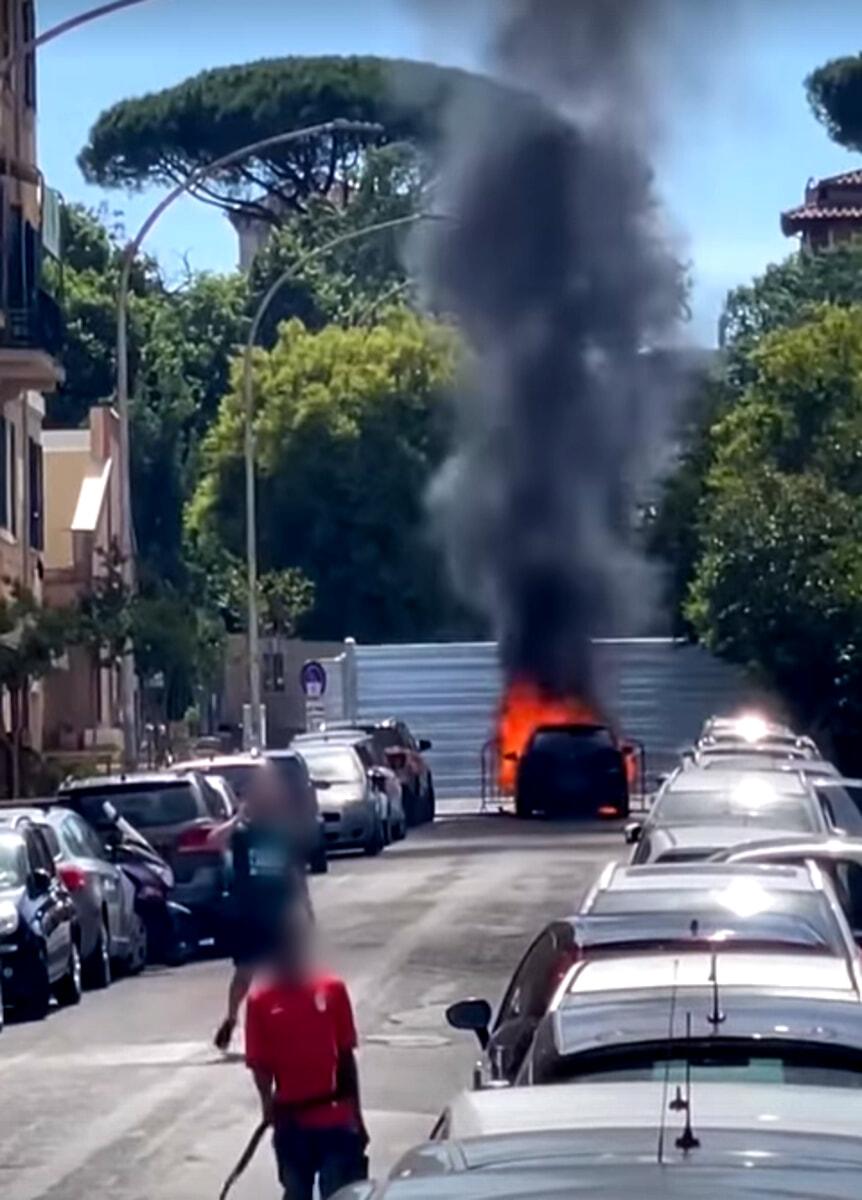 Auto in fiamme all'Ostiense